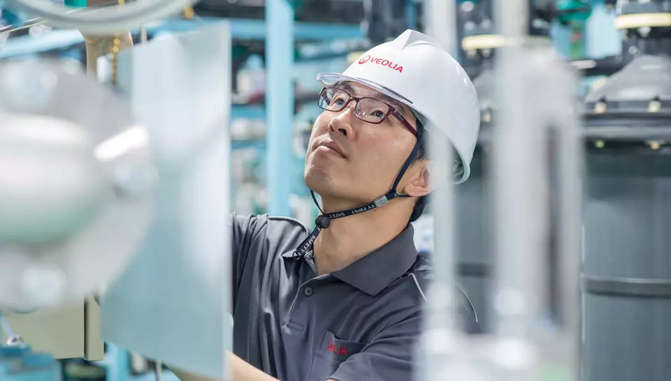 Veolia Korea engineer inspecting ultra-pure water (UPW) filtration system at SK hynix semiconductor plant.