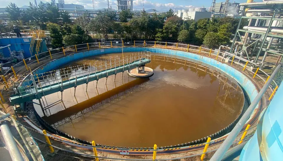Circular clarifier in the wastewater treatment facility of Ulsan Resin Plant, ensuring efficient water purification.